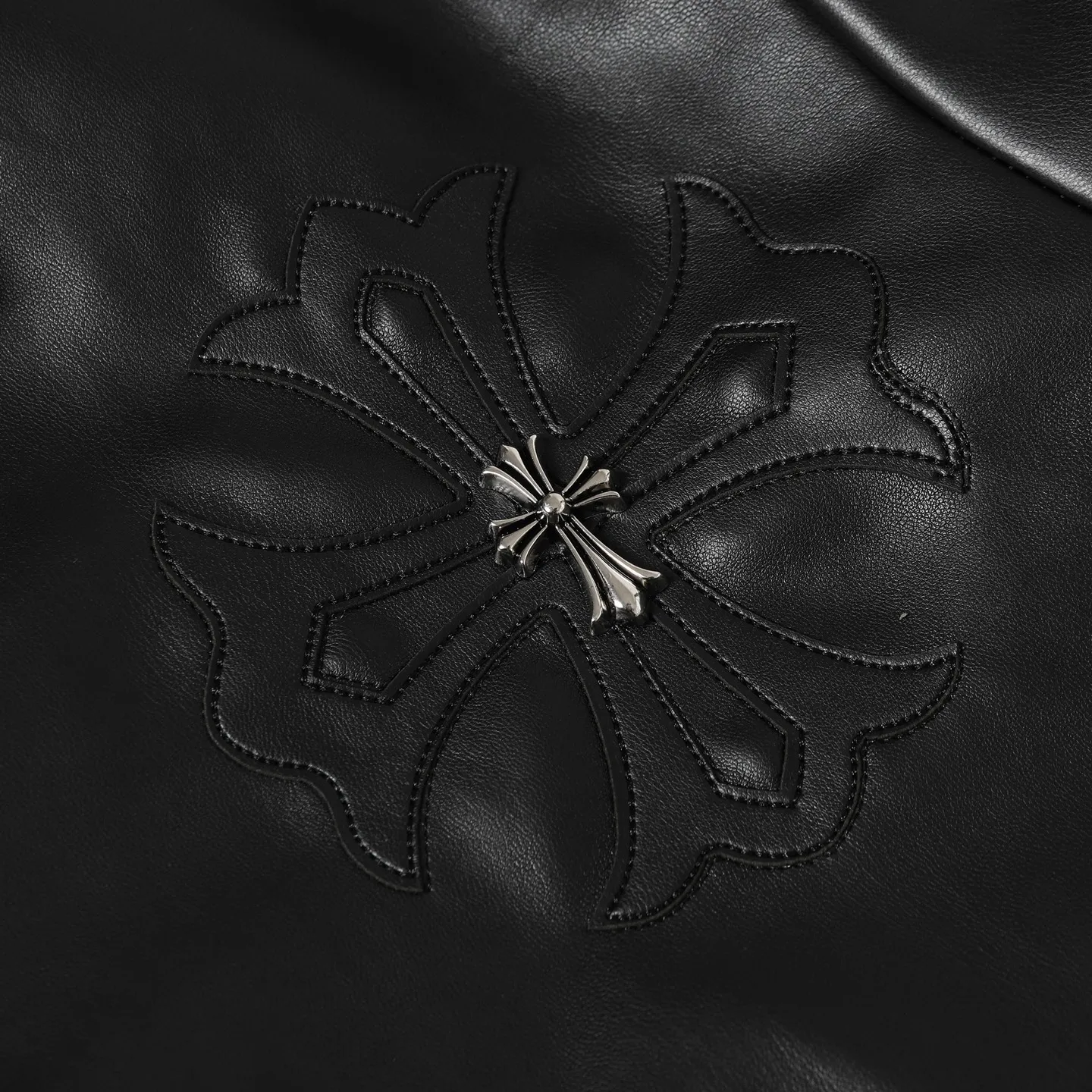 P530 Chrome Heart*/Chrome Heart Hardware Cross Leather Snap Button Jacket Originally purchased for 84,300, the fabric is made of black pebbled two-layer cowhide, customized silk jacquard logo lining, embroidery is processed by TAJIMA machine, patch embroidery technology, imported template machine shape on the back, customized genuine leather trademark, customized genuine leather size, customized 5.8cm metal logo mark, customized 18mm four-button buckle, customized 18mm two-button button, a full set of three-label accessories, exclusively produced.  Size：S/M/L/XL